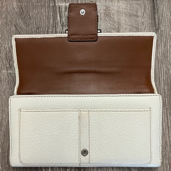 White ‘Coach’ brand wallet. Brown interior. Scuffs and marks on edges of wallet. - Picture 3 of 5